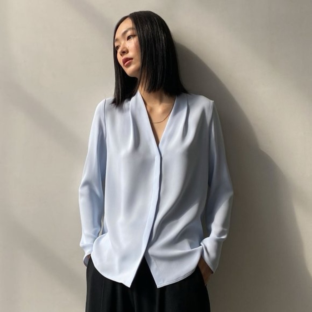 Like New Aritzia Babaton POWER long sleeve work BLOUSE powder blue small